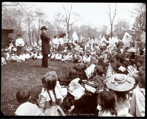 टॉमपकिंस स्क्वायर पार्क, न्यूयॉर्क, 1904 (सिल्वर जिलेटिन प्रिंट) में आर्बर डे पर एक मनोरंजन करते हुए बच्चे